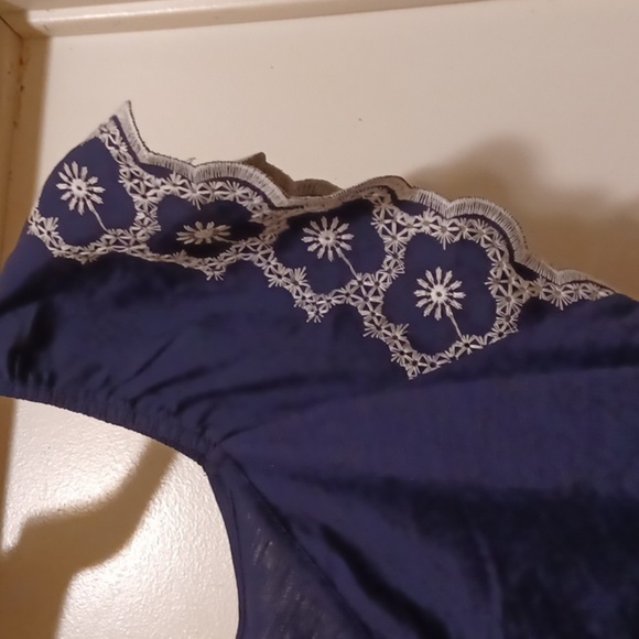 Time and Tru Women's Navy Blue W/Floral Embordered Sleeve Top Size L (12-14) - Picture 2 of 4